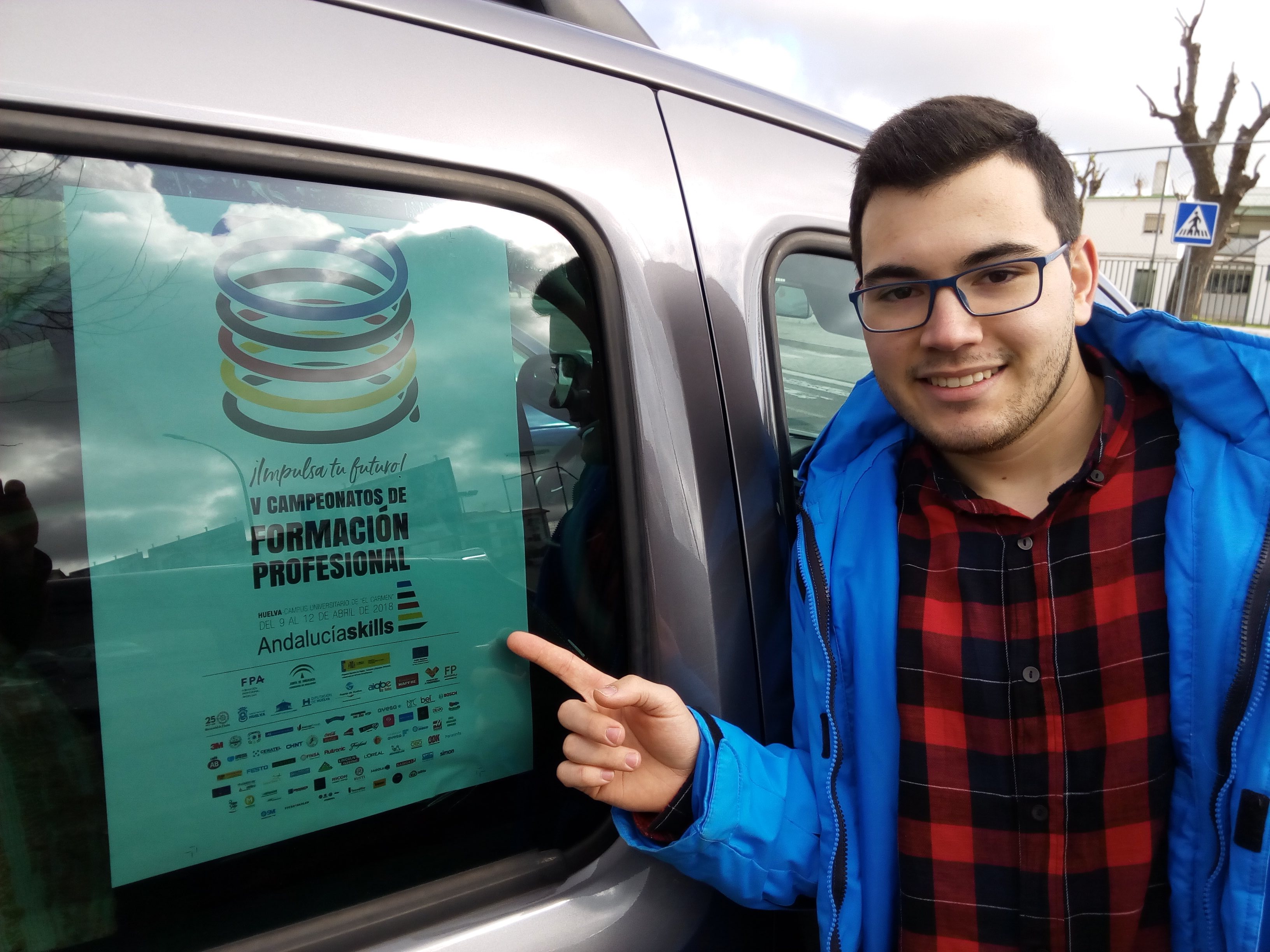 Senalando coche buena