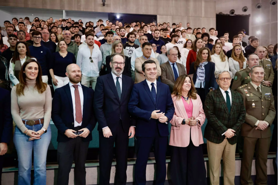 Autoridades en la presentación de la oferta completa de FP diseñada para la Base Logística del Ejército en Córdoba. / Manuel Murillo